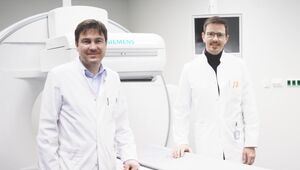 Bild Dr med Stephan Block und Priv Doz Dr med Bernd Nowak vor Kernspintomographie