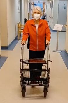 Bild Beckenringverschraubung Patientin mit Rollator