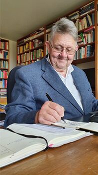 Bild Patient mit Radiusfraktur schreibt etwas