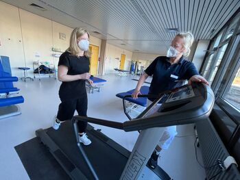 Bild Patientin auf dem Laufband bei der Physiotherapie