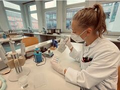 Bild Ausbildung MTLA Schülerin beim Forschen