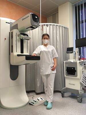 Bild Assistenzärztin an dem Mammographie Gerät