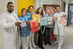 Brustzentrum - Näherinnen übergeben selbstgenähte Drainagebeutel