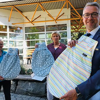 Bild von Mitgliedern aus dem Förderverein Halle mit Schlafsäcken für Neugeborene