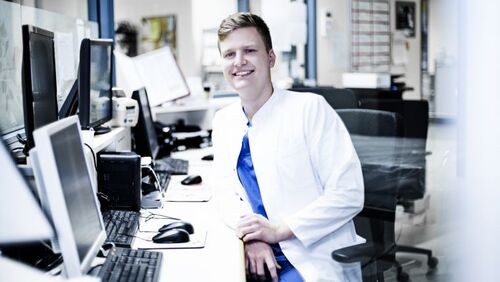 Bild von Dennis Lawin vor dem PC