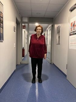 Bild Patientin im Krankenhausflur