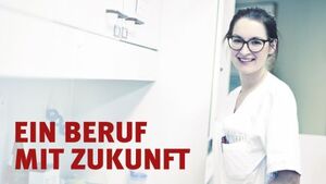 Bild ein Beruf mit Zukunft Lächelnde Mitarbeiterin