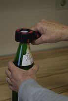 Bild Unterstützung beim Wasserflaschen Öffnen