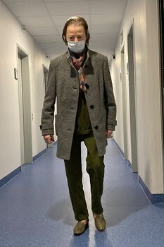 Bild Patient geht durch den Flur nach Schlittenendoporthese