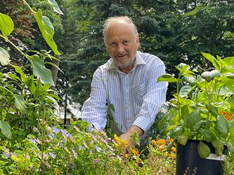 Bild Ellenbogenluxation Patient nach der OP bei der Gartenarbeit