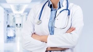 Bild vom Arzt mit verschränkten Armen