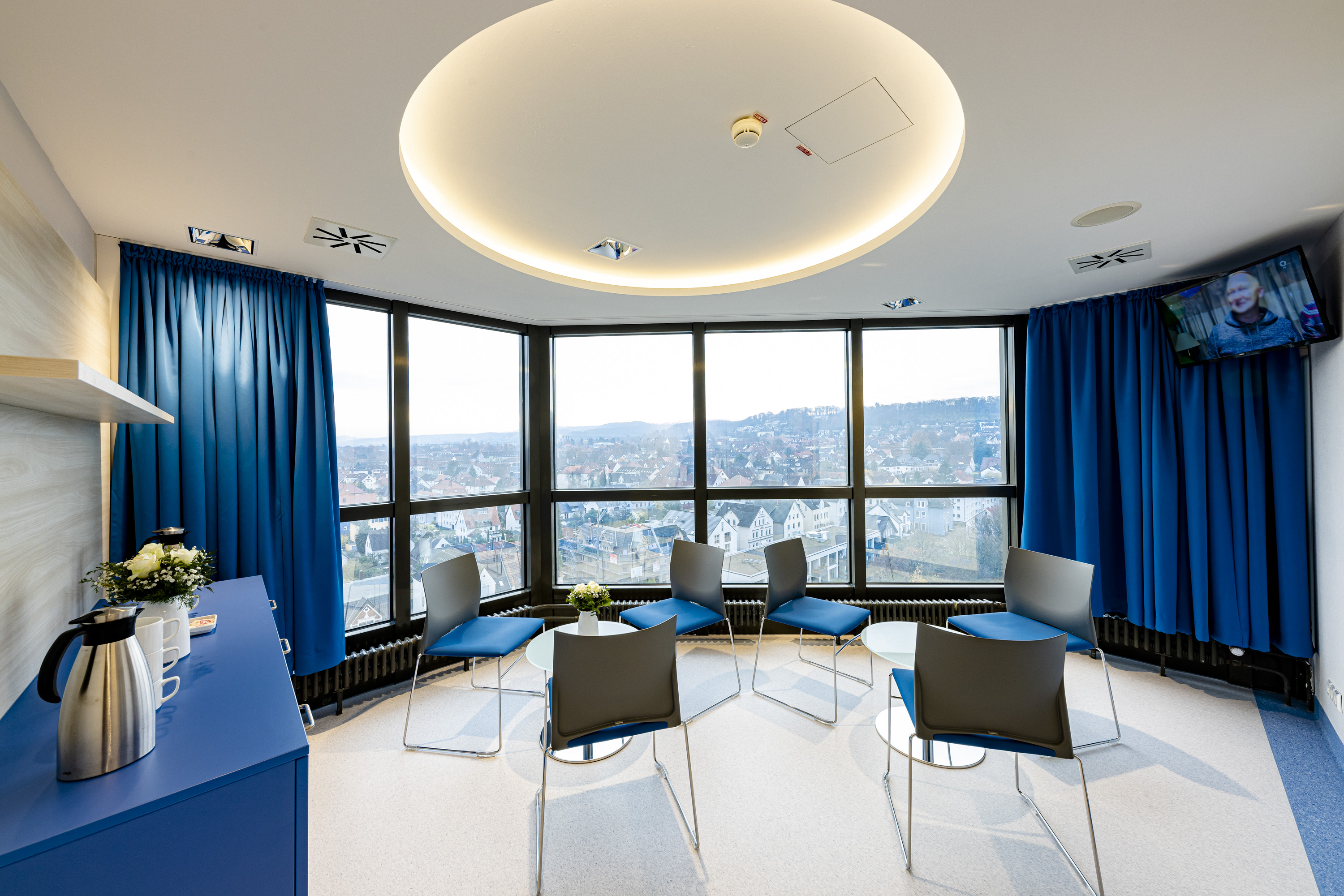 Bild der Innovationsstation Aufenthaltsraum mit Stühlen und Tischen