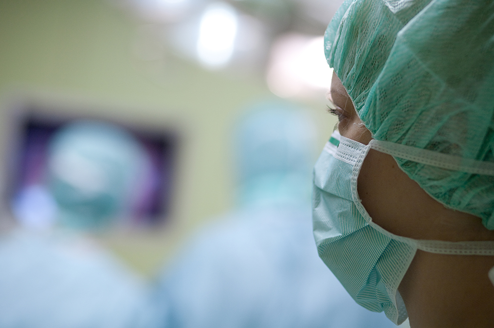 Bild Mitarbeiterin mit OP Haube und Maske seitliche Profil Aufnahme