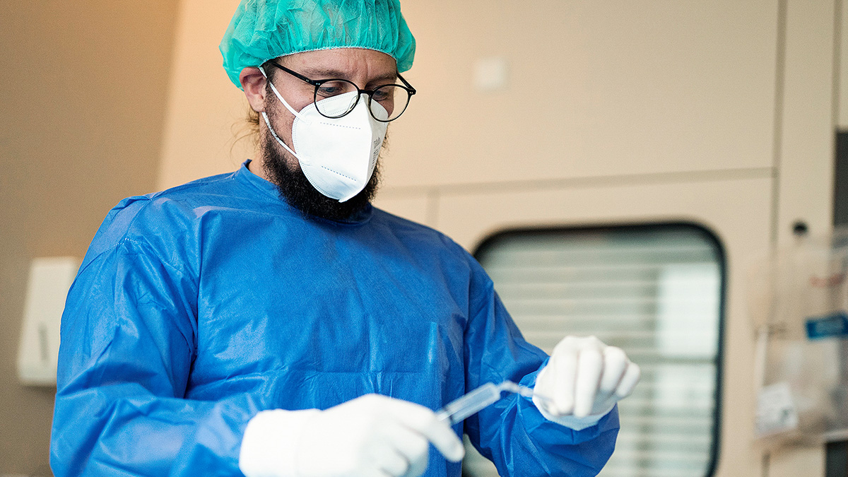 Bild Pfleger bereitet Tropf vor