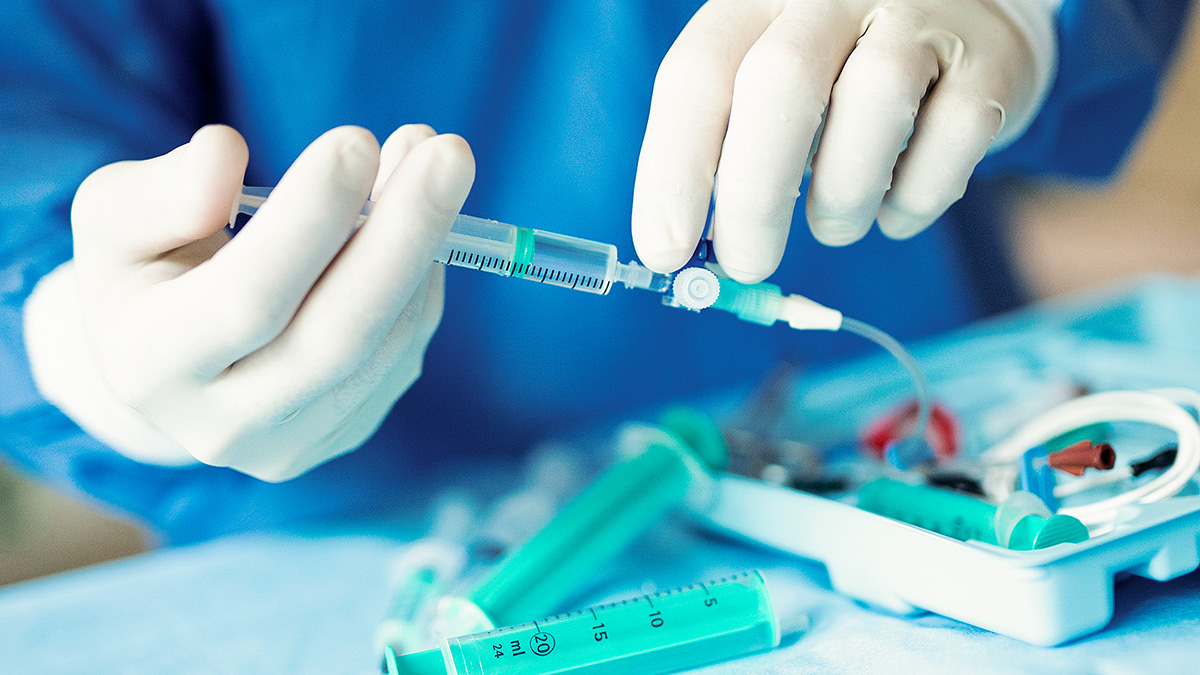 Bild Spritze bereitet Spritzen vor