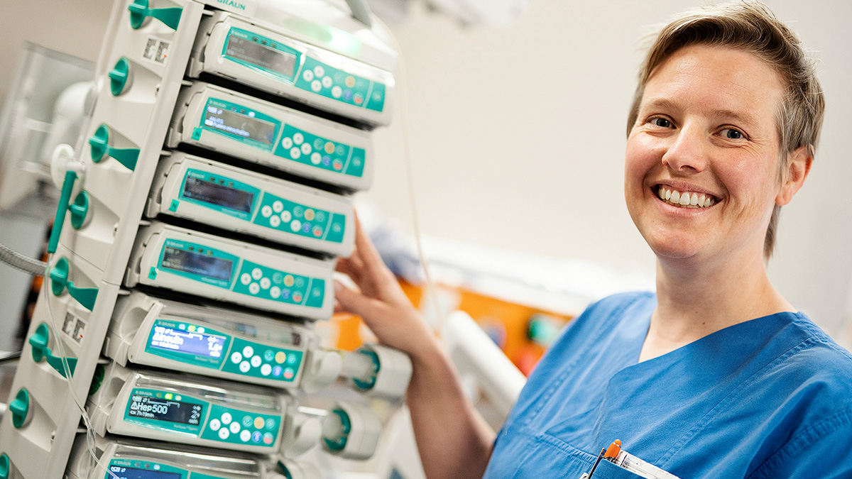 Bild von Pflegerin vor Geräten