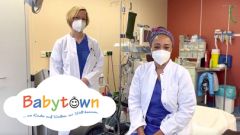 Bild von zwei Ärztinnen im Kreißsaal