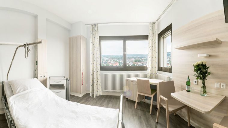 Bild Schlafbereich mit Aussicht nach draußen im Patientenzimmer