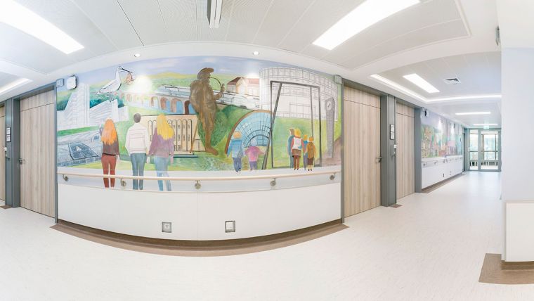 Bild vom Flur der Babystation mit Blick auf das Wandgemälde