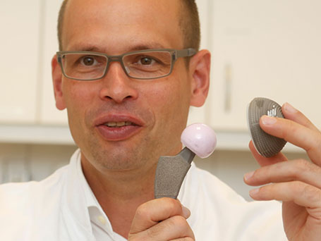 Bild Dr Schildknecht zeigt künstliches Hüftgelenk