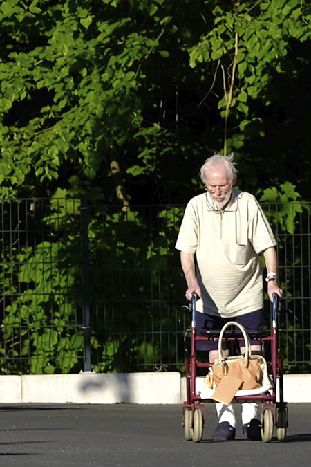 Bild Patient mit Rollator
