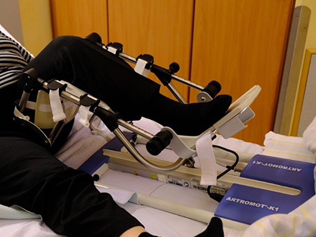 Bild Patientin mit Motorschiene nach der OP