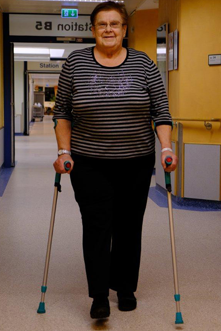 Bild Patientin mit Gehhilfen postoperativ