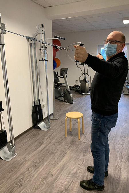 Bild von Patient bei der Physiotherapie nach der OP