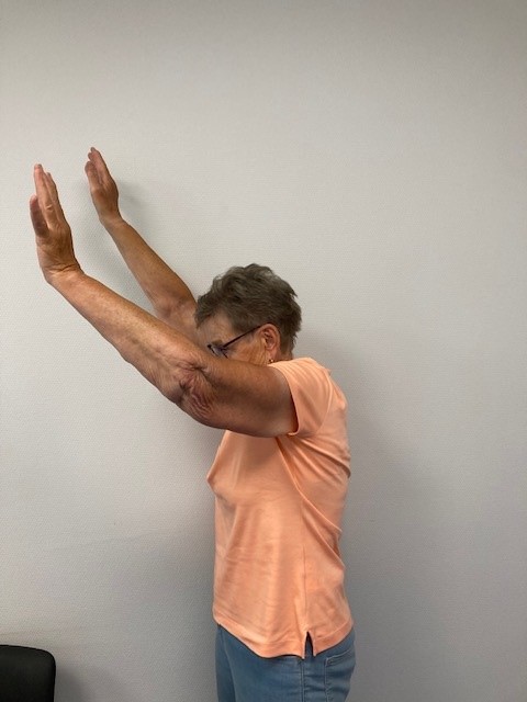 Bild von Patientin streckt ihre Arme nach oben seitlich