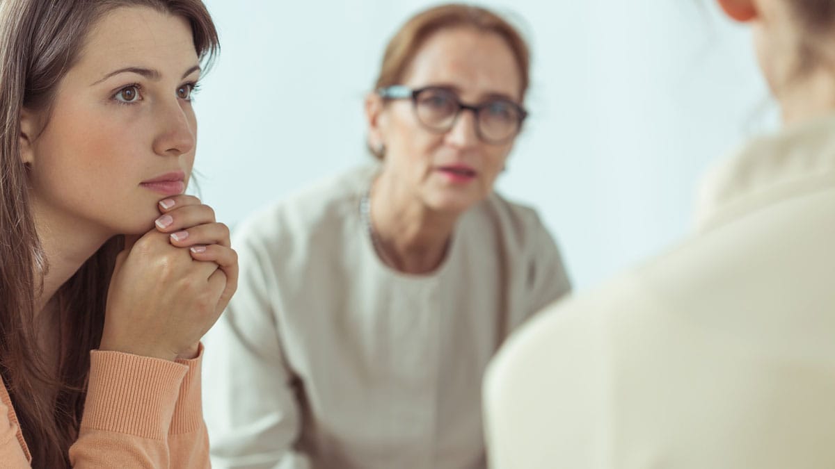 Bild Drei Frauen in einer Gesprächssituation der Selbsthilfe