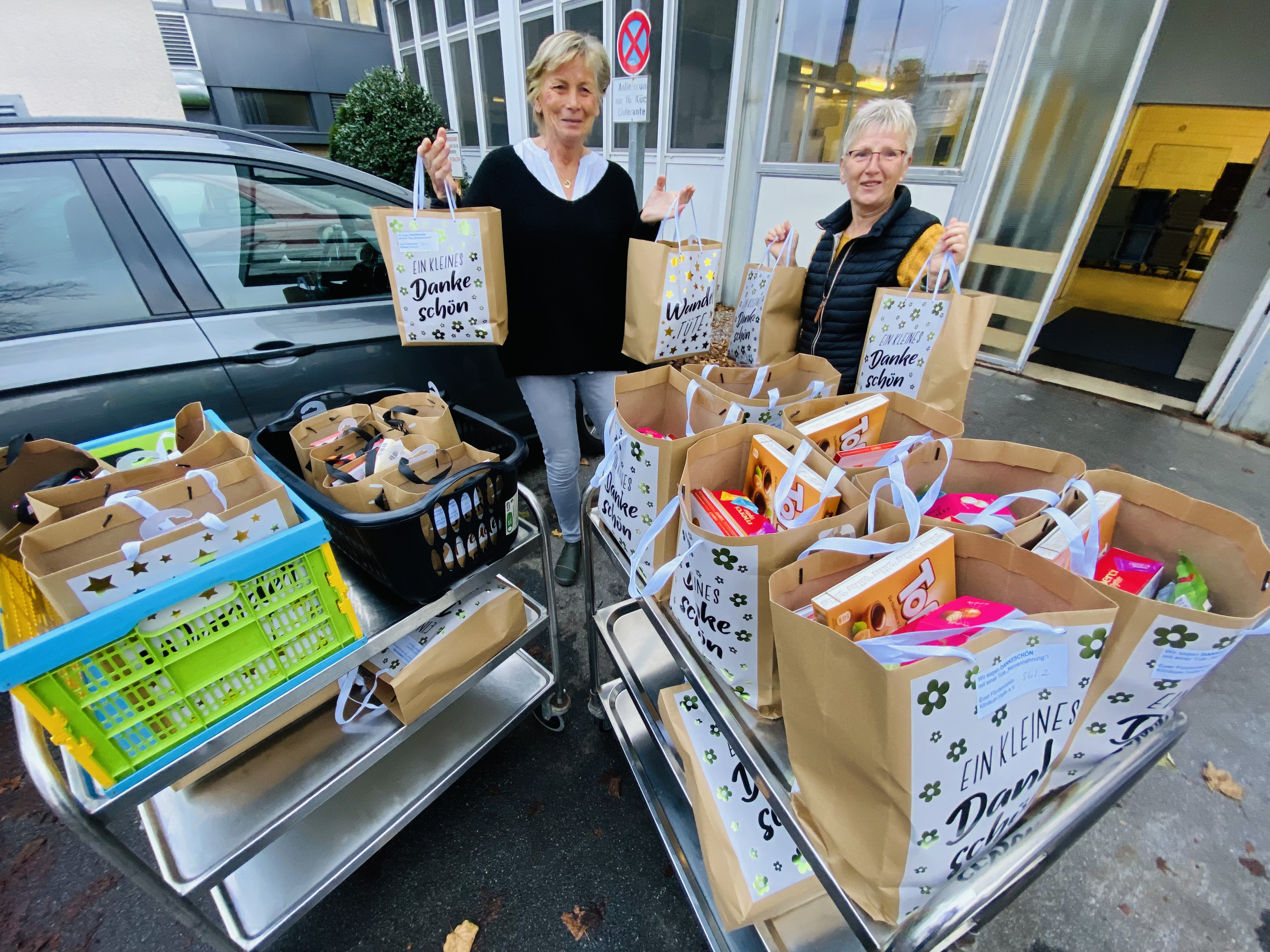Bild von Geschenktüten mit Süßigkeiten Übergabe an Mitarbeitende