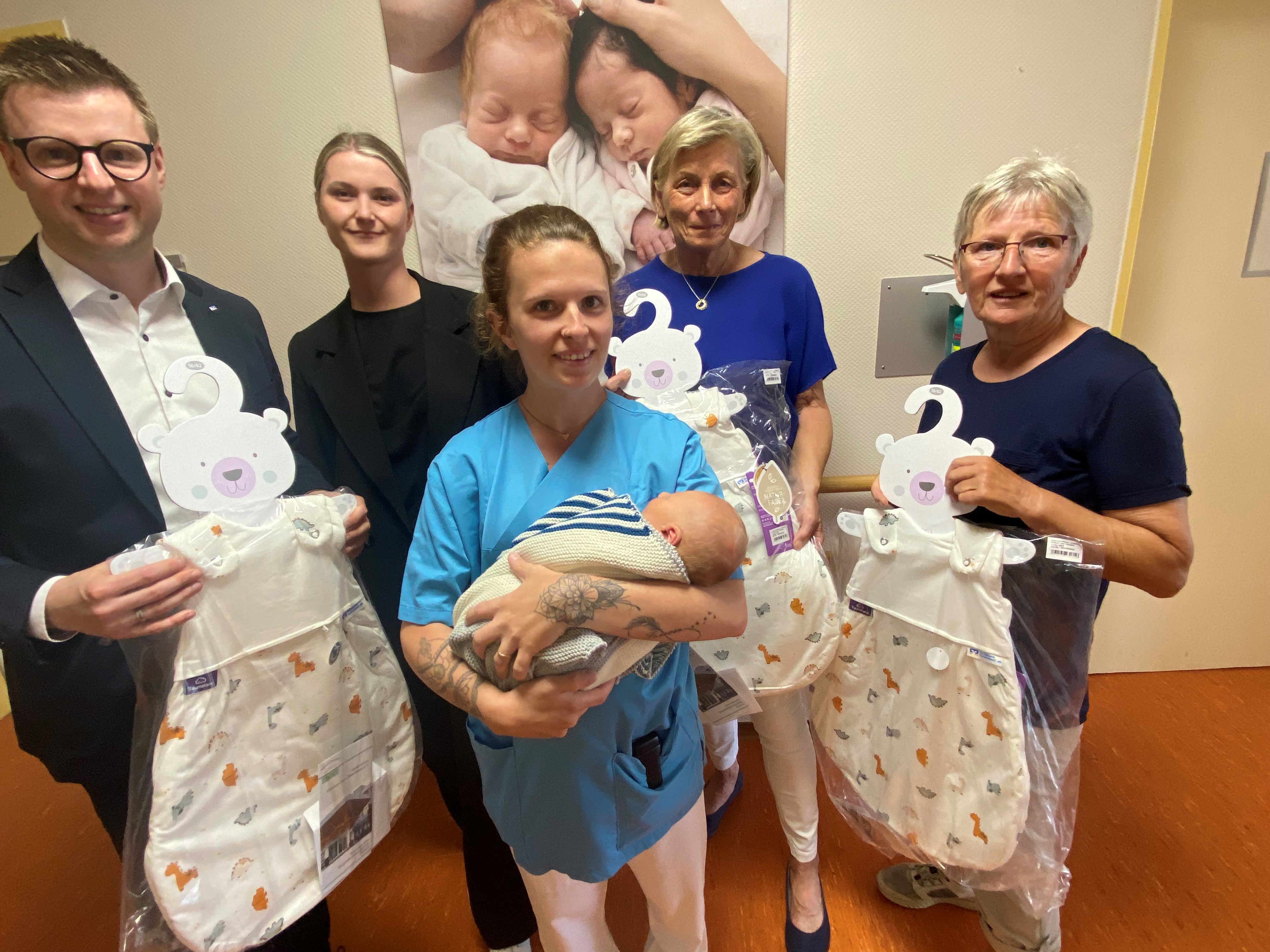 Bild mit den gespendeten Schlafsäcken für Neugeborene