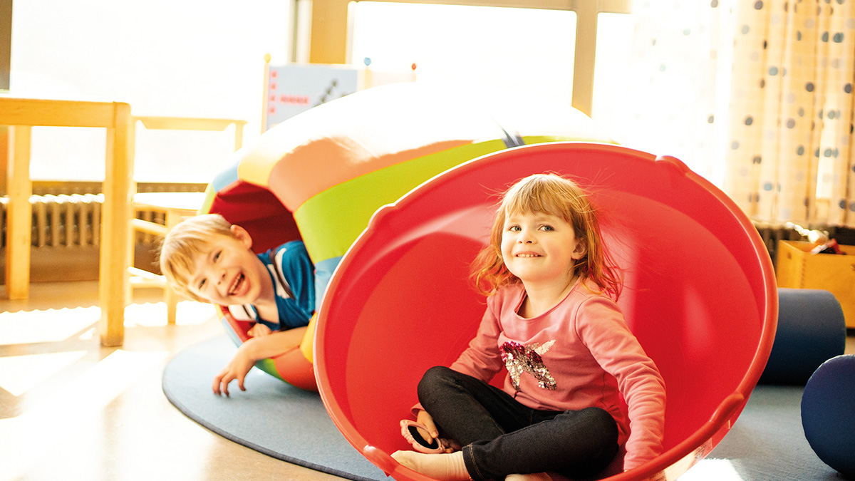 Bild von zwei spielenden Kindern im Kinderspielzimmer