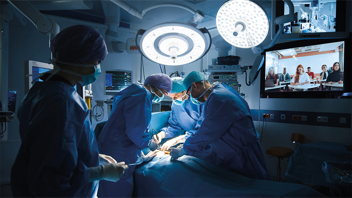 Bild von mehreren Personen während eine OP