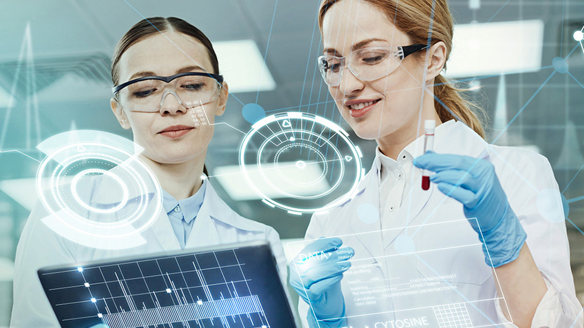 Bild von zwei Studentinnen beim Forschen