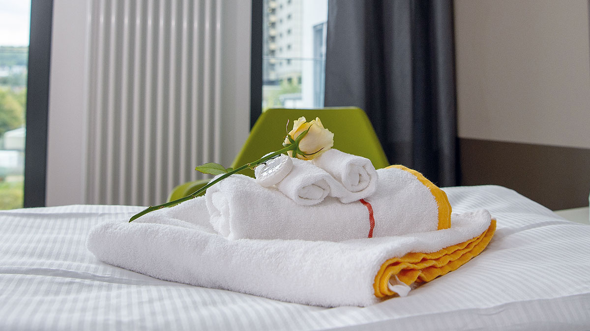 Bild gefaltete Handtücher auf Patientenbett