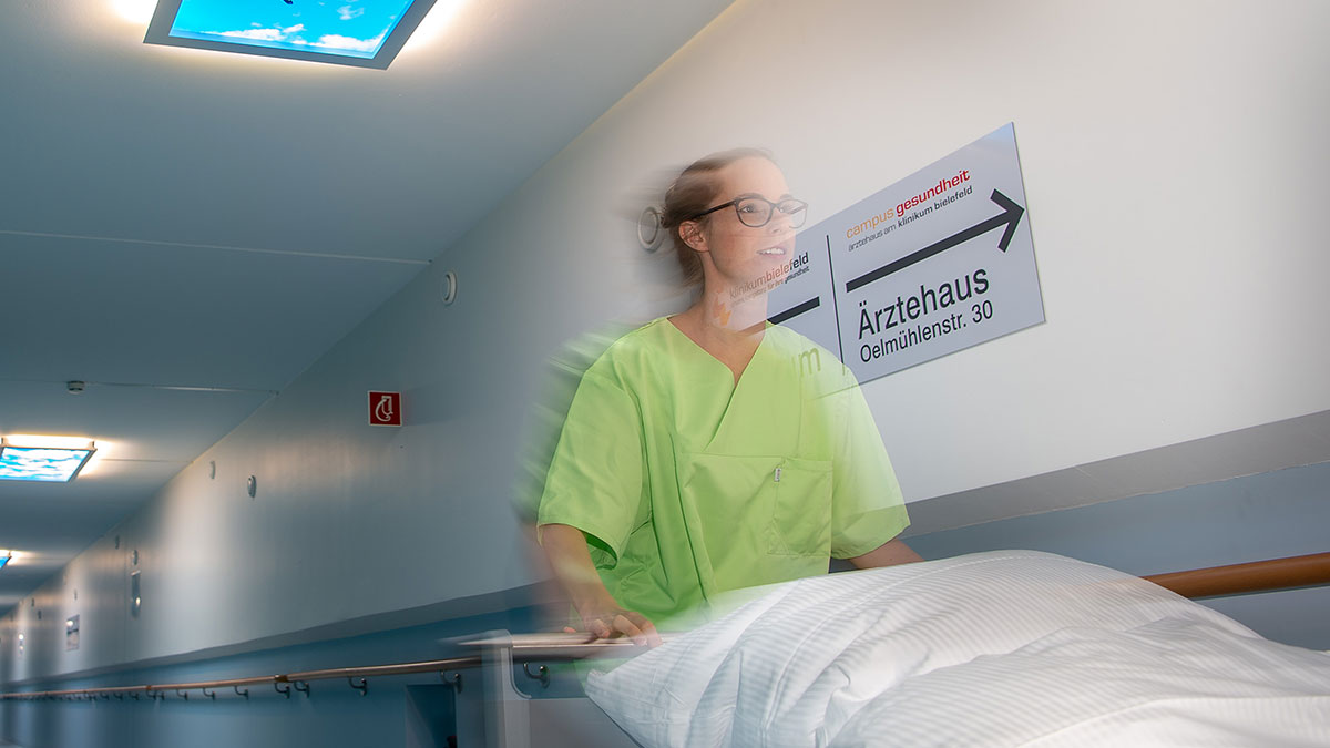 Bild Stationsschwester schiebt Patientenbett