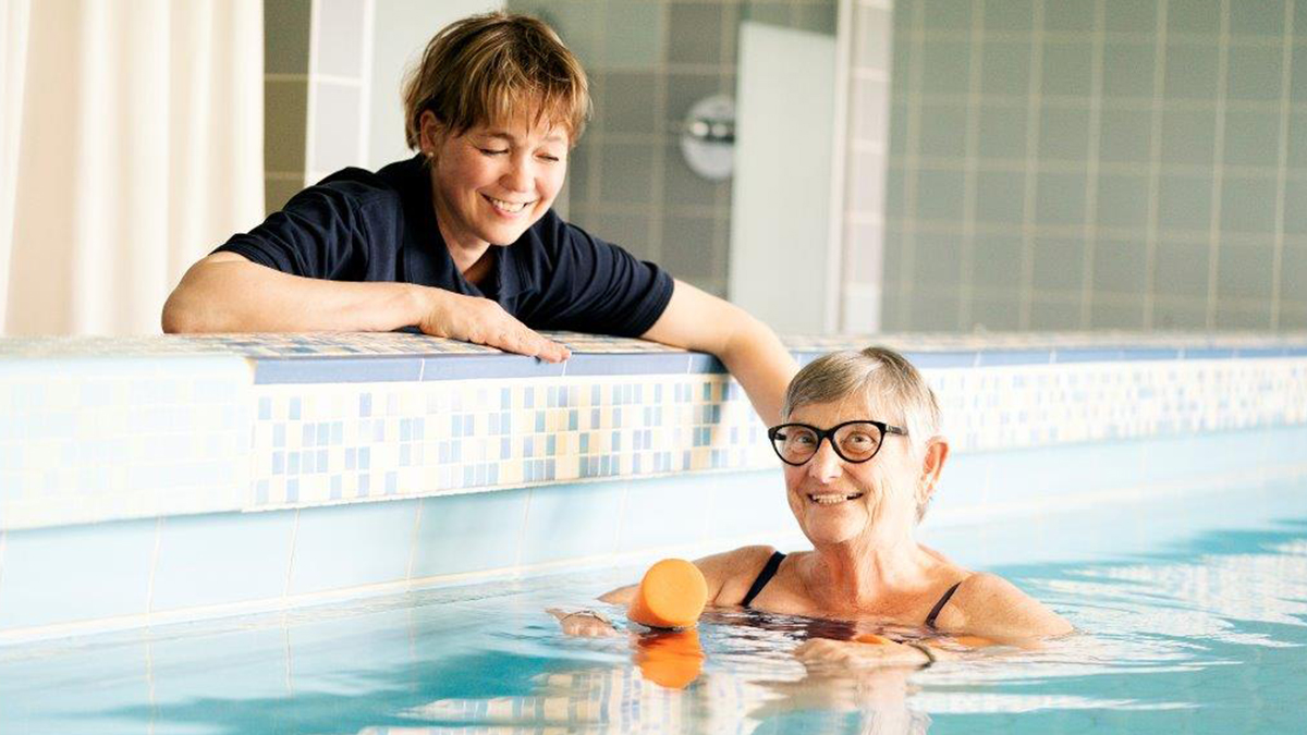 Bild von Patientin bei der Physiotherapie im Wasser
